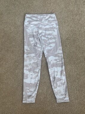 Violate the Dresscode High-Waist Active Leggings in Light Tan Camo